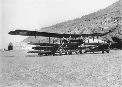 Ein Handley-Page 0400 Flugzeug mit einigen Bristol Fighter Maschinen auf dem Flugplatz des Australischen Fliegerkorps in Haifa. Kapitän Ross Macpherson Smith flog dieses Flugzeug häufig, 1918 von Australian Photographer
