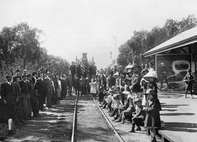 Ein Tournee-Rekrutierungszug am Bahnhof mit einigen Bürgern der Stadt (Spender Queensland Recruiting Committee), Wallumbilla, Queensland, ca. 1916 von Australian Photographer