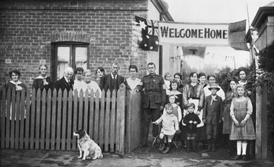 Gruppenporträt von 540 Sapper Arthur Findon Dunbar MM, 2nd Australian Tunnelling Company (in Uniform mit seinem Arm auf dem Tor ruhend) und seinen Familienmitgliedern vor ihrem Haus in der Chief Street 45 von Australian Photographer