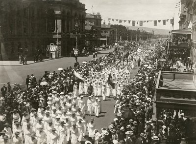 Frauen halten einen Friedensmarsch auf der King William Street, Adelaide, South Australia, November 1918 von Australian Photographer