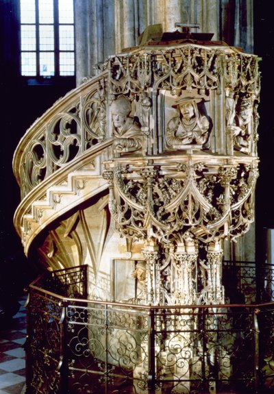 Pilgerkanzel, dekoriert mit Büsten der vier Kirchenväter, Theologen, die die vier physiognomischen Temperamente darstellen, der Bildhauer selbst schaut aus einem Fenster unten, von Anton Pilgr von Austrian School