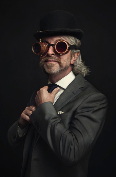 Gentleman mit Steampunk-Brille von Baden Bowen