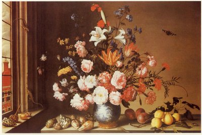 Interieur mit großem Blumenstrauß, Muscheln, Früchten und Eidechsen von Balthasar van der Ast