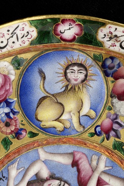 Gedeckter Schüssel, Untertasse und Löffel mit astrologischer Dekoration, frühes 19. Jahrhundert von Baqir