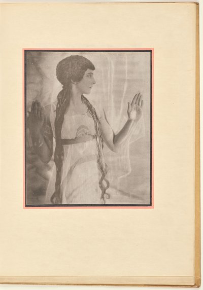 [Tänzerin als Nymphe mit erhobenen Armen] von Baron Adolf De Meyer