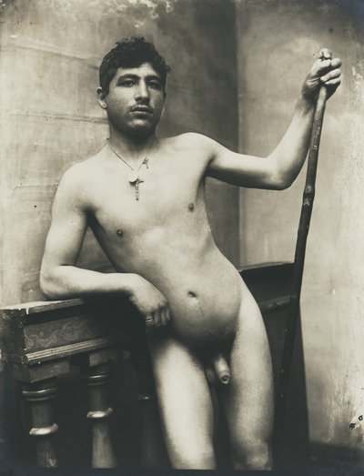 [Nackter Mann mit Stab und Kreuzkette] von Baron Wilhelm von Gloeden