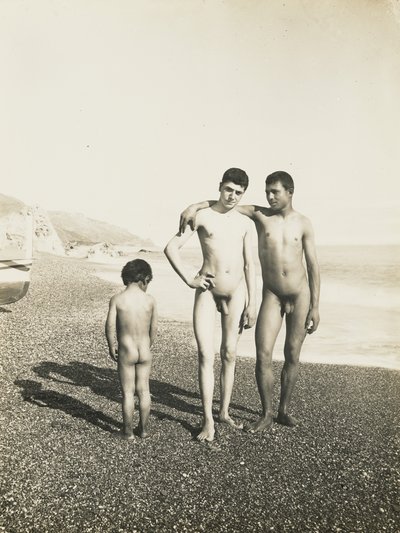 [Zwei Jugendliche und ein Junge am Strand] von Baron Wilhelm von Gloeden