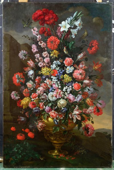 Lilien, Tulpen, Nelken, Pfingstrosen, Winden und andere Blumen in einer bronzenen Urne mit Vögeln, einer Schildkröte und Schmetterlingen in einer Landschaft, 1718 von Bartolomeo Bimbi