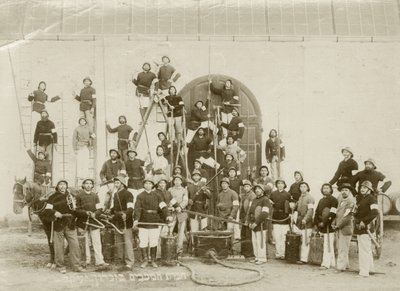 Eine Gruppe von Feuerwehrleuten in Zichron Yaacov, ca. 1898-1900 von Bernard Edelstein