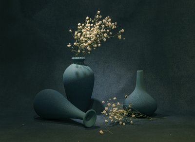 Stimmungsvolles blaues Stillleben von Betty Liu