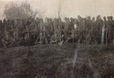 Album des Ersten Weltkriegs in Friaul-Julisch Venetien: Gruppenporträt der Soldaten der Infanterie 112.mo mit Spaten am Fluss Tower von Bourbon Del Monte