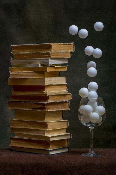 Alte Bücher schwebende Kugeln von Brig Barkow