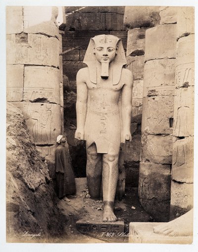 Eine Statue von Ramses in Luxor - Fotografie der Gebrüder Zangali, Ende 19. Jahrhundert von Brothers Zangaki