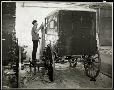 Ein Mann sprüht einen Lieferwagen der Carolyn Laundry in der 111 East 128th Street, East Harlem, New York, 1929 von Byron Company