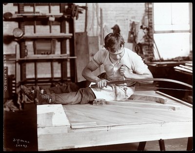 Ein Mann arbeitet in der Hartman Piano Co. Fabrik, 1907 von Byron Company
