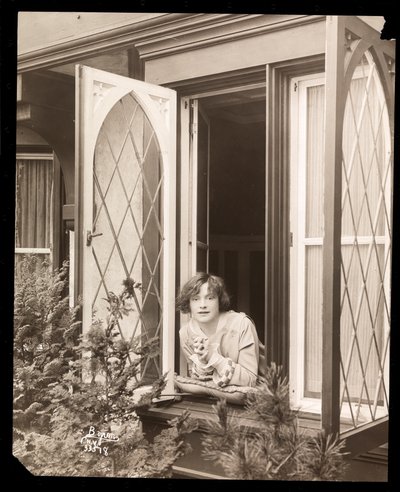 Anne Murdock zu Hause, ca. 1915 von Byron Company