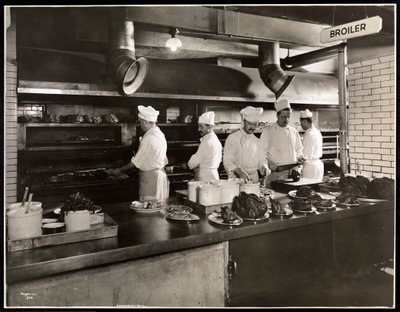 Köche am Grill in der Küche des Hotel Commodore, 1919 von Byron Company