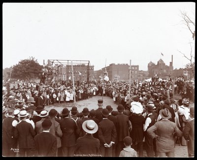 Menschenmenge beobachtet einen Stabhochspringer im Hudson Bank Gymnasium und Spielplatz, 53rd Street und 11th Avenue, New York, 1898 von Byron Company