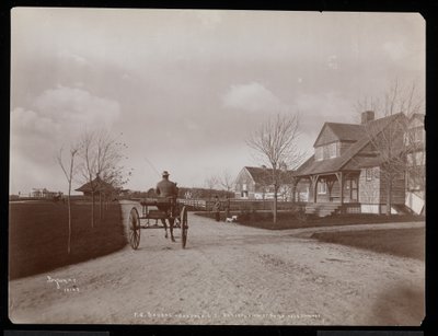 Gesamtansicht der Häuser und Gebäude auf dem Anwesen von F.G. Bourne in Oakdale, Long Island, New York, 1900 von Byron Company