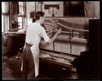 Mann arbeitet in der Hardman, Peck und Co. Klavierfabrik, New York, 1907 von Byron Company