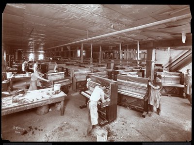 Männer arbeiten in der Harrington Piano Co. Fabrik, 1907 von Byron Company
