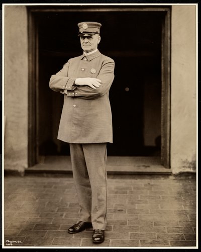 Porträt des größten Polizisten im Hotel Commodore, 1922 von Byron Company