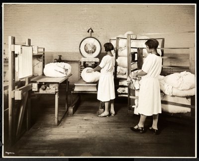 Zwei afroamerikanische Frauen wiegen Wäschesäcke in der Carolyn Laundry in East Harlem, New York, 1928 von Byron Company