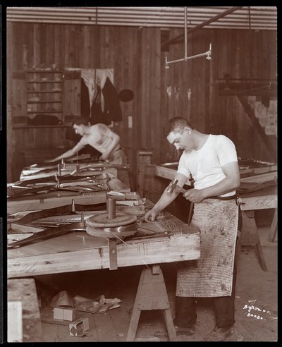 Zwei Männer arbeiten in der Harrington Piano Co. Fabrik von Byron Company