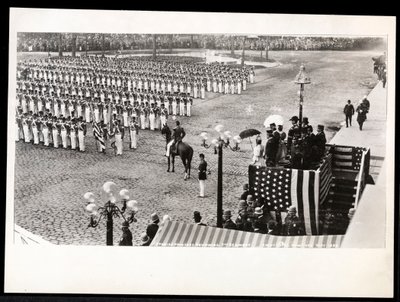 Ansicht von Prinzessin Eulalia von Spanien, die das 7. Regiment bei der Columbus-Feierparade im Savoy Hotel, New York, 1899, überprüft (Silbergelatineabzug) von Byron Company