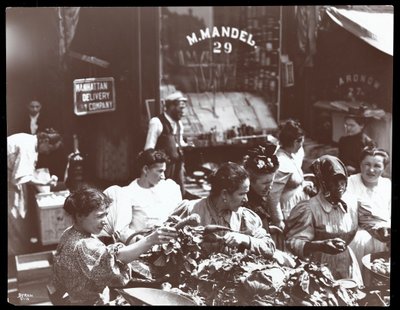 Ansicht von Frauen, die Gemüse von einem Straßenhändler auf der Hester Street, New York, 1898 kaufen von Byron Company