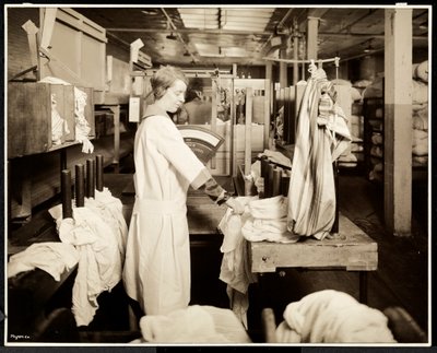 Frauen markieren Wäschesäcke in der Carolyn Laundry, East Harlem, New York, 1928 von Byron Company