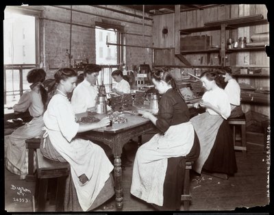 Frauen arbeiten in der Hardman, Peck und Co. Klavierfabrik, New York von Byron Company
