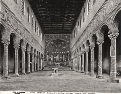 Innenansicht des Kirchenschiffs und der Apsis von Byzantine School