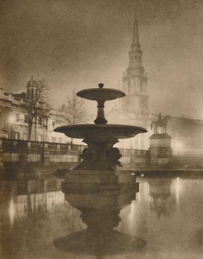 Nachtregen hat die Gehwege in einen Spiegel der Reflexionen verwandelt, ca. 1935 von Calkin