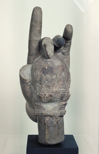 Hand von einer kolossalen Statue von Shiva, aus Koh Ker, Kompong Thom Provinz von Cambodian School
