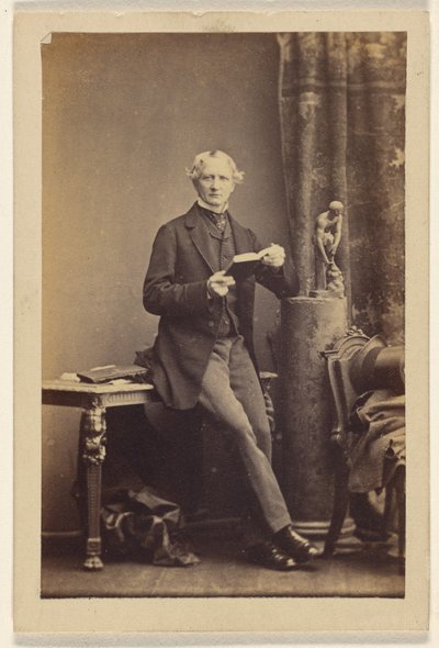 [Unbekannter Mann sitzt am Tisch, hält ein geöffnetes Buch] von Camille Silvy