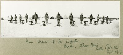 Zur Inspektion aufgestellte Kanonen am Strand, Khan Yunis, September 1917 von Capt. Arthur Rhodes