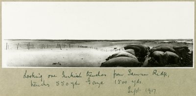 Blick über türkische Schützengräben vom Samson Ridge, September 1917 von Capt. Arthur Rhodes