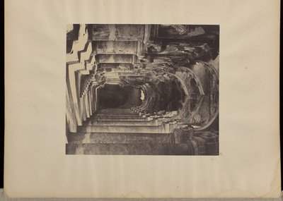 Madura. Trimul Naiks Palast, Blick in eine Arkade des Innenhofs von Capt. Linnaeus Tripe