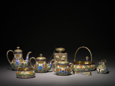 Heißwasserkanne, Zuckerdose mit Deckel, Teedose, Teekanne, Zuckerzange, Zitronengabel, Zuckerbehälter, Kuchenbehälter, Sahnekrug, Teesieb und Zuckersieb, vor 1896 und 1896-1906 von Carl Fabergé