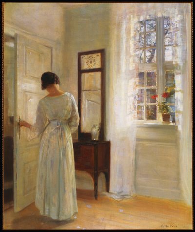 Eine Dame, die in einen Spiegel bei einer offenen Tür schaut von Carl Holsoe