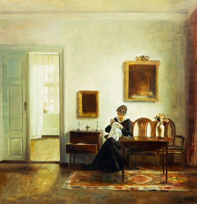 Eine Frau, die in einem Innenraum näht von Carl Holsoe