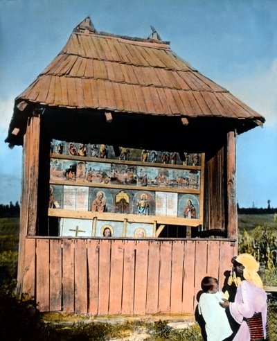 Rumänien, Bukowina, Mutter mit Kind vor einer kleinen Kapelle mit Heiligenbildern, Bilddatum: ca. 1920 von Carl Simon