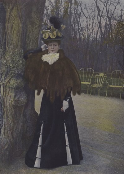 Frau in einem Pariser Park (Farbfoto) von Carle de Mazibourg