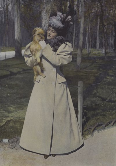 Frau in einem Pariser Park (Farbfoto) von Carle de Mazibourg