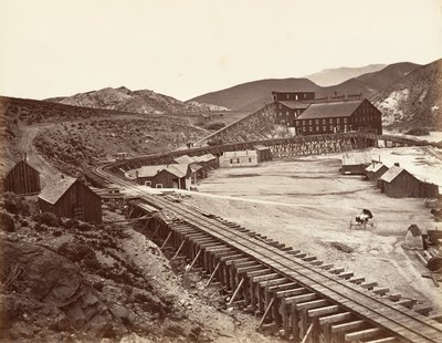 Eureka-Quarz-Mühle und Flume, Nevada, 1875, gedruckt ca. 1876 von Carleton Emmons Watkins