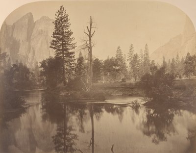 Flussblick Talabwärts, Cathedral Rock links, 1861 von Carleton Emmons Watkins