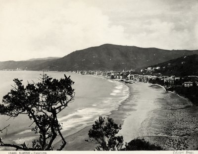 Strandabschnitt in Alassio, ca. 1890 von Carlo Brogi