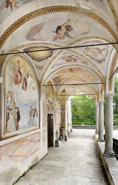 Ansicht der Fresken und des Portikus, Kirche Santi Nazaro e Celso, Lanzo D