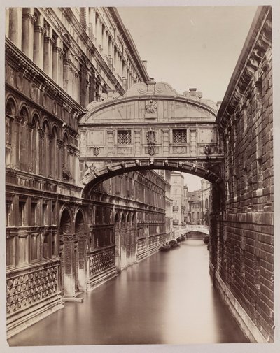 Venedig. Blick auf die Seufzerbrücke von der Ponte della Paglia von Carlo Naya